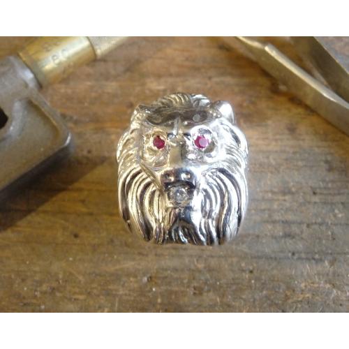 Bague argent tête de lion Socrate avec rubis et oxydes