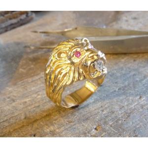 Bague or jaune 9 KT tête de lion Aslan rubis et diamant