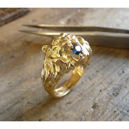 Bague or jaune 9 KT tête de lion Nargal avec saphir