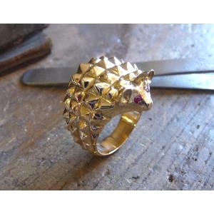 Bague or jaune 9 KT grand hérisson yeux en rubis