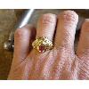 Bague or jaune 9 KT tête de lion Nargal avec rubis