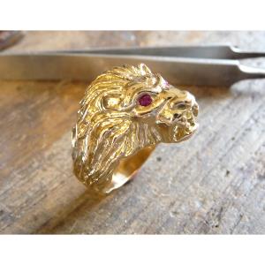 Bague or jaune 9 KT tête de lion Aslan avec rubis