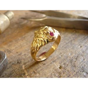 Bague or jaune 9 KT tête de lion Simba avec rubis