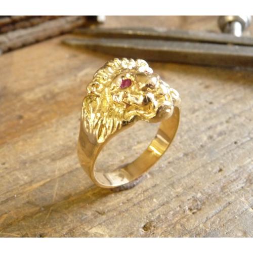 Bague or jaune 9 KT tête de lion Marjan avec rubis