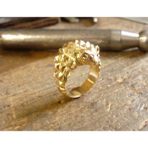 Bague or jaune 9 KT petit hérisson yeux en rubis