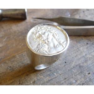 Chevalière argent massive ronde avec christ en argent 