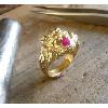 Bague or jaune 9 KT tte de lion Nargal avec rubis