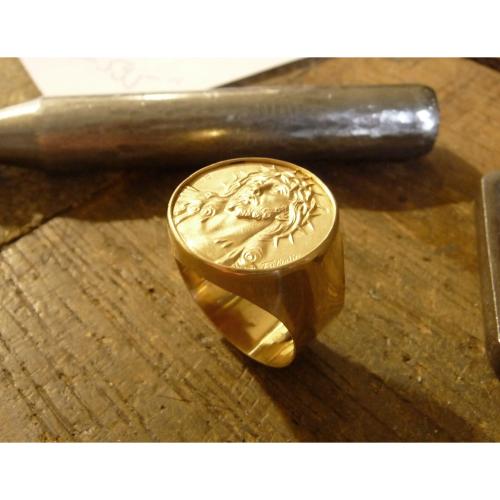 Chevalière or ronde avec Christ en or