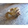 Bague or jaune 9 KT massive tête de lion Marjan avec rubis et diamant