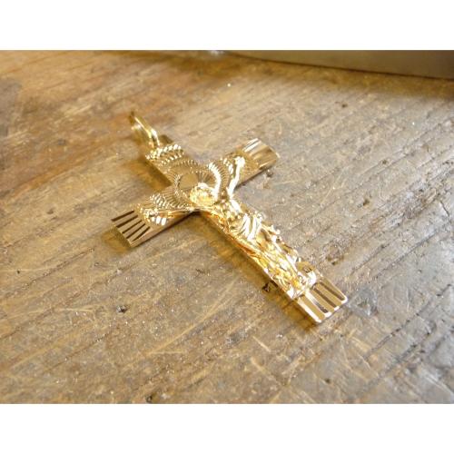 Christ sur croix en or jaune 42 mm * 30 mm