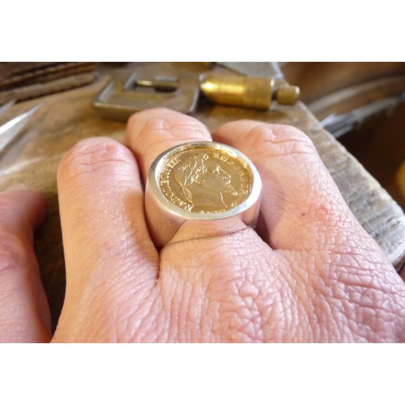 Chevalière Argent Massive Ronde Avec Pièce 10 Francs Or Napoléon Laurée - Neuf Avec Emballage
